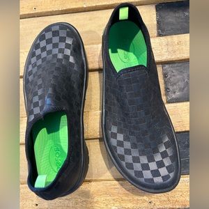 Black checkerboard Oofo size 9